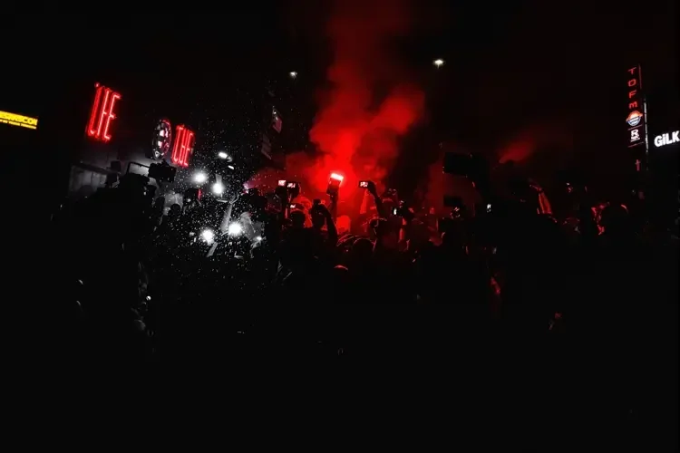 现场直击:某明星机场被围堵,保镖冲突场面火爆 - 五一吃瓜网 现场直击:某明星机场被围堵,保镖冲突场面火爆